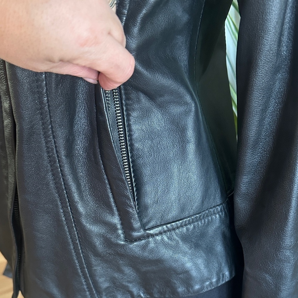 Danier Leather - Women's Black Leather Asymmetrical Zip Up Jacket - Medium - Picture 3 of 11
